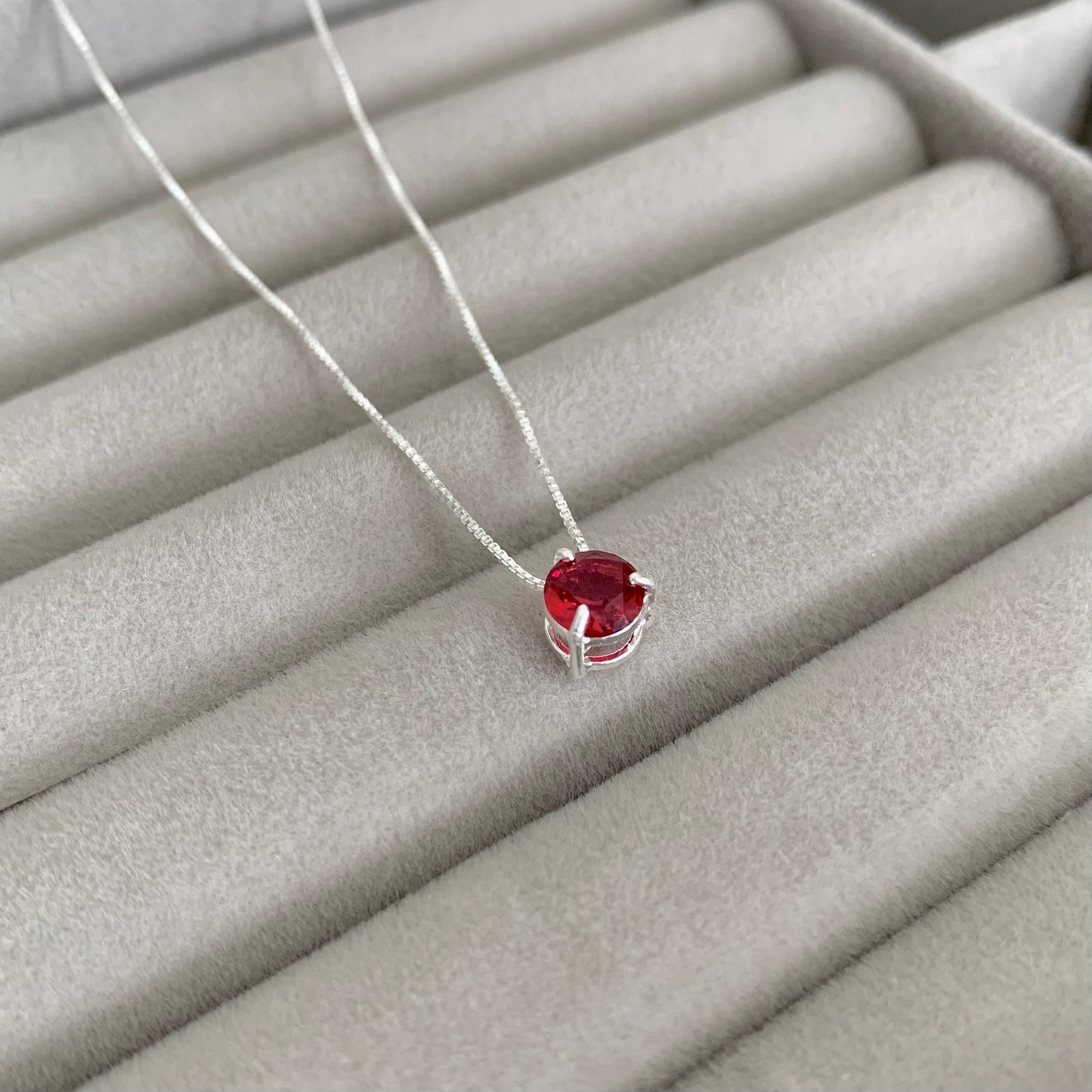 Colar Feminino Ponto de luz Caixa Alta Zircônia Rubi Prata 925